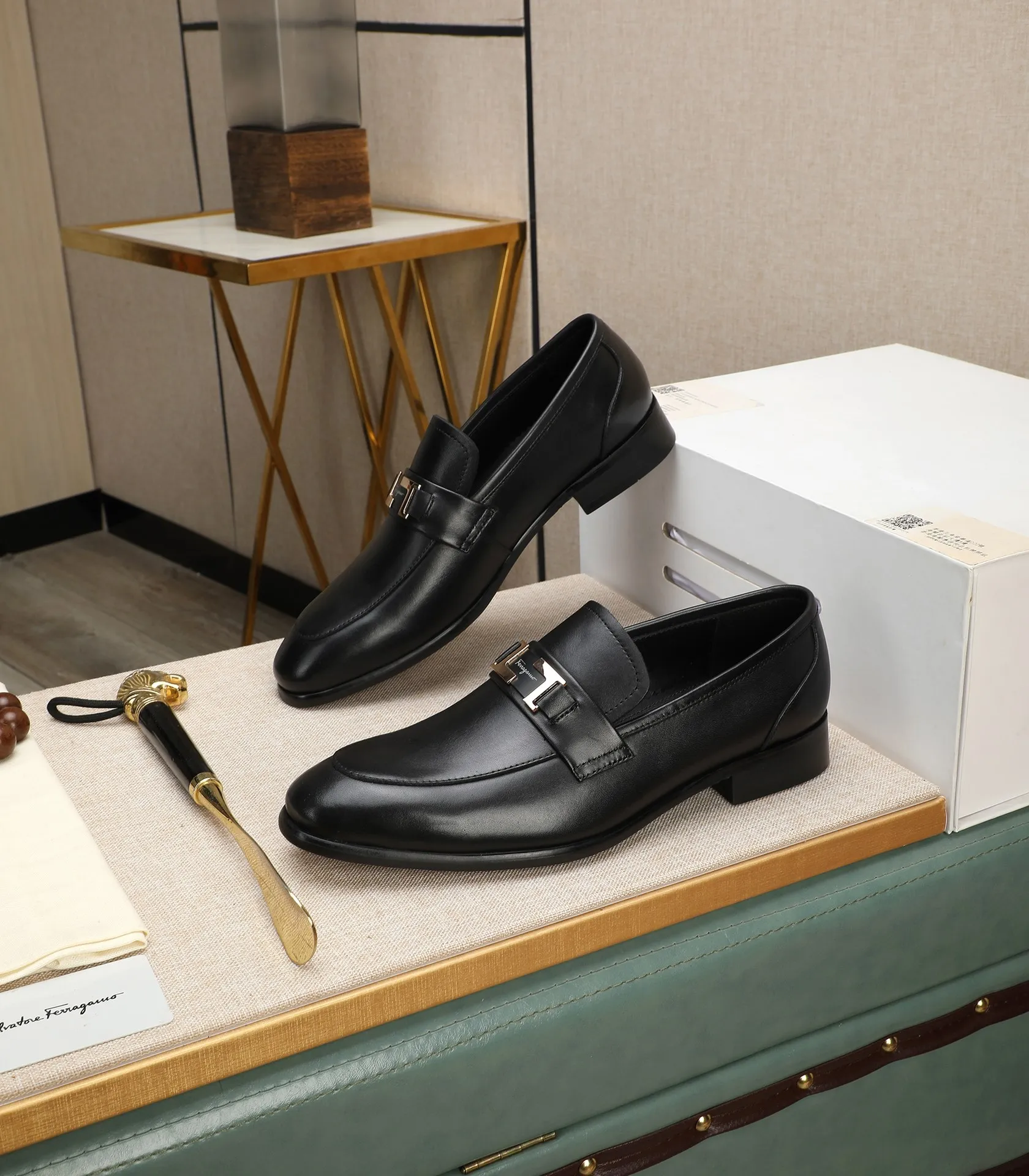 Men's shoes 💰540📛📛(water-dyed cowhide) Salvatore Ferragamo high-end (Salvatore Ferragamo) is the world's top luxury footwear brand. It comes from the fashion kingdom of Italy and is famous all over the world for its traditional handmade design and novel styles...🚶🏻🚶🏻New suit shoes are available simultaneously at the counter. This model is purely handmade. The fabric is imported from Italy's original first-layer cowhide. Soft water-dyed cowhide lining. Original authentic outsole🌀🌀Size: 38➖44 (45 customized)